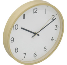 Wanduhr mit hellem Holzrahmen und Zifferblatt