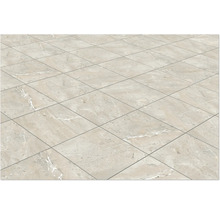 Boden mit quadratischen Fliesen in Marmoroptik.