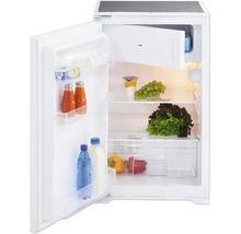 Offener, weißer Kühlschrank gefüllt mit Lebensmitteln