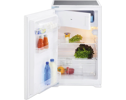 Offener, weißer Kühlschrank gefüllt mit Lebensmitteln