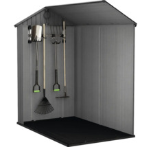 Geräteschuppen mit Gartengeräten wie Spaten, Rechen und Harke