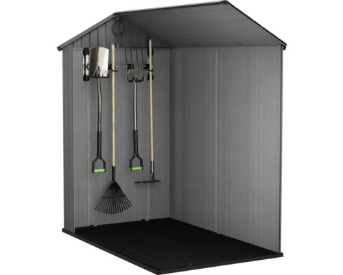 Geräteschuppen mit Gartengeräten wie Spaten, Rechen und Harke