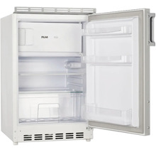 Geöffneter, weißer Kühlschrank mit Regalen und Gefrierfach.