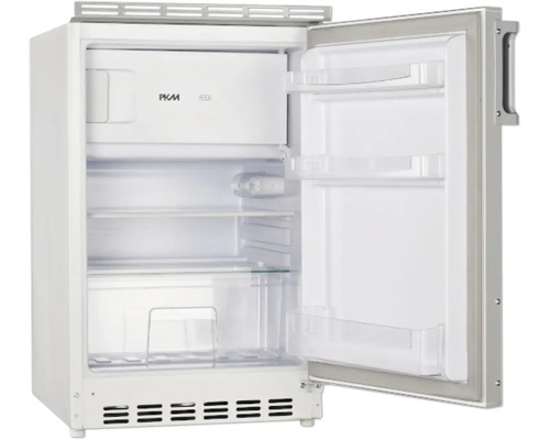 Geöffneter, weißer Kühlschrank mit Regalen und Gefrierfach.