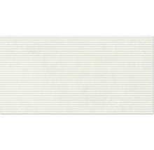 Helle Tapete mit horizontaler Rillenstruktur