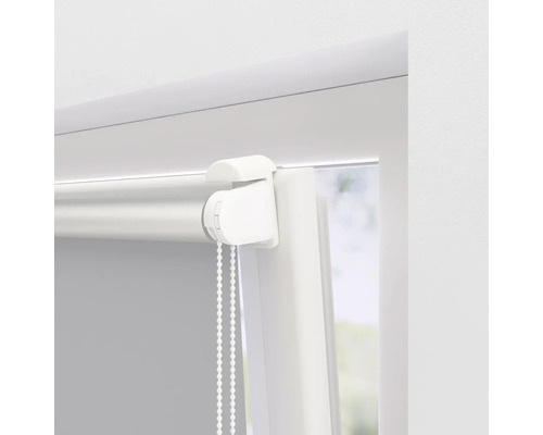 Fenster mit Rollo und Kettenzug