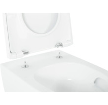 Detailansicht einer weißen Toilette mit geöffnetem Toilettendeckel