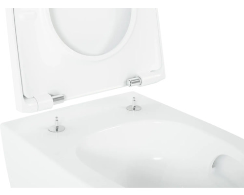 Detailansicht einer weißen Toilette mit geöffnetem Toilettendeckel