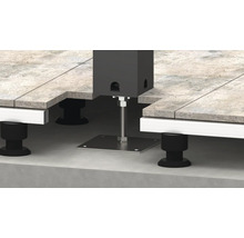 Aufgeständerter Terrassenaufbau mit höhenverstellbaren Stelzlagern