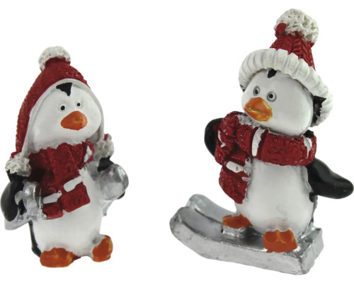 Zwei Pinguinfiguren mit Mützen und Schals für die Weihnachtsdekoration