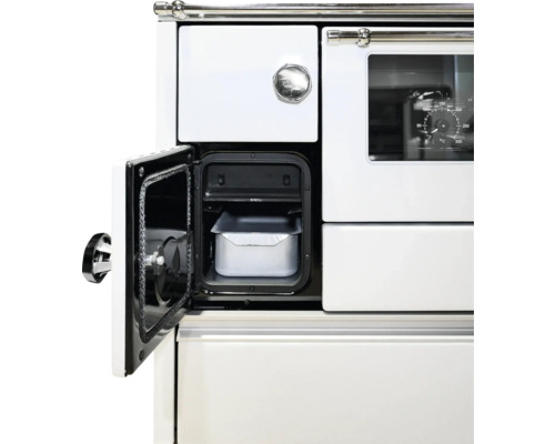 Detailansicht eines weißen Küchenherds mit geöffnetem Warmhaltefach