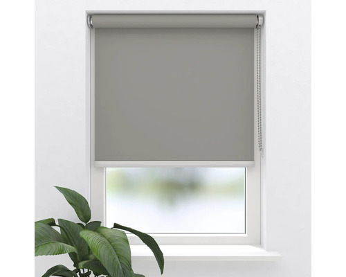 Graues Rollo am Fenster mit Bedienkette