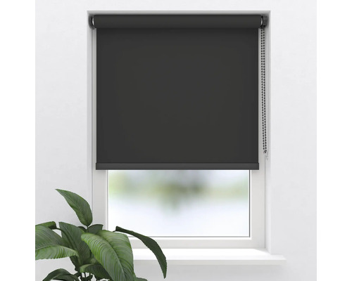 Schwarzes Rollo vor einem Fenster