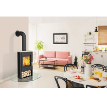 Wohnzimmer mit Kaminofen, Sofa und Esstisch