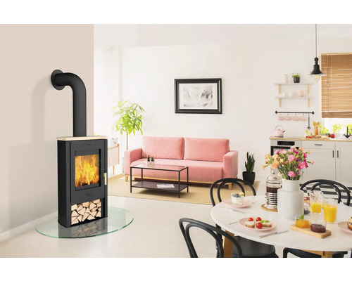 Wohnzimmer mit Kaminofen, Sofa und Esstisch