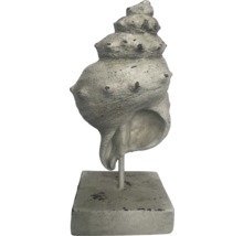 Dekorative Skulptur einer Meeresschnecke auf Sockel