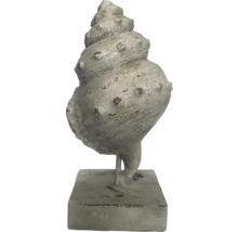 Dekorative Skulptur einer Meeresschnecke auf Sockel