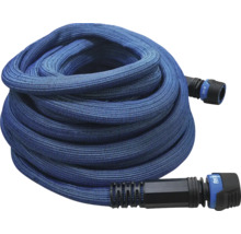 Aufgerollter flexibler Gartenschlauch mit Anschlüssen