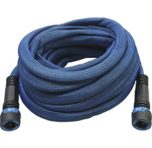 Blauer Gartenschlauch mit Anschlüssen