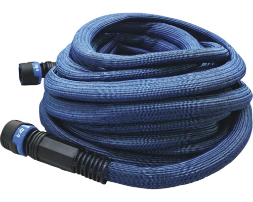 Aufgewickelter Gartenschlauch mit Anschlussstücken