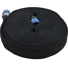 Aufgerollter, flacher Gartenschlauch mit Anschlussstücken