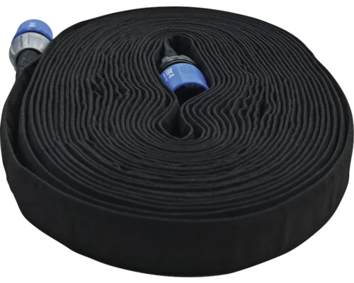 Aufgerollter, flacher Gartenschlauch mit Anschlussstücken