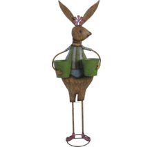 Dekorativer Gartenstecker in Hasenform mit Blumentöpfen als Hände.