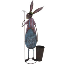Dekorativer Gartenstecker in Hasenform mit Harke und Pflanztopf