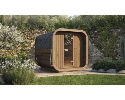 Moderne Außensauna aus Holz in Pod-Form mit Glastür und dunklem Schindeldach in einem Garten auf einer Terrasse.