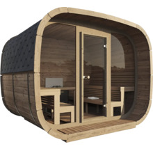 Ovale Fasssauna aus Holz mit Glasfront, Glastür, Sitzbänken im Innenraum und schwarzem Schindeldach.