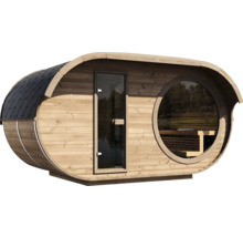Ovale Aussensauna aus Holz mit Glastür, grossem Rundfenster und dunklem Schindeldach.
