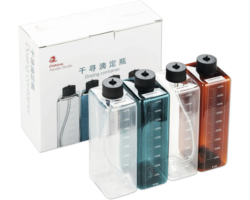 Mehrere Dosierbehälter aus Kunststoff mit Messskala und Chihiros Aquatic Studio Logo