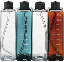 Vier wiederverwendbare Wasserflaschen aus Kunststoff mit Messskala und Strohhalm