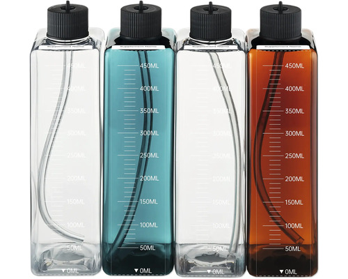 Vier wiederverwendbare Wasserflaschen aus Kunststoff mit Messskala und Strohhalm