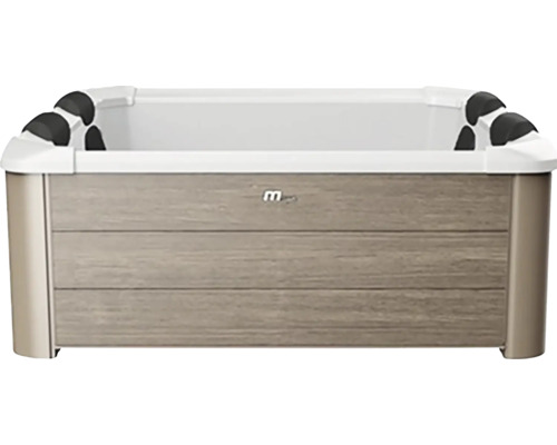 Whirlpool mit Holzverkleidung