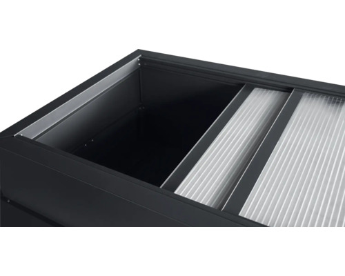 Detailansicht eines Hochbeets mit Bewässerungssystem.