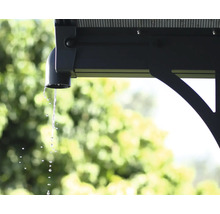 Wasser fließt aus dem Ablaufrohr eines Pavillons