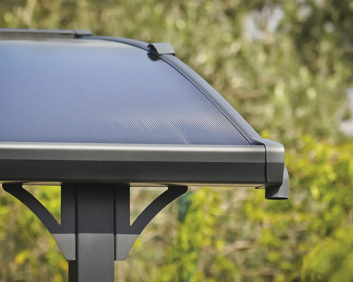 Detailansicht einer Terrassenüberdachung mit transparentem Dach und Rahmen