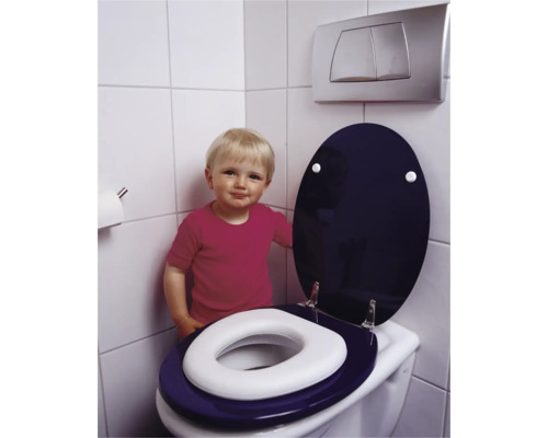 Szene mit Toilettensitz, Toilettendeckel, Toilettentrainer und Kind in einem Badezimmer.
