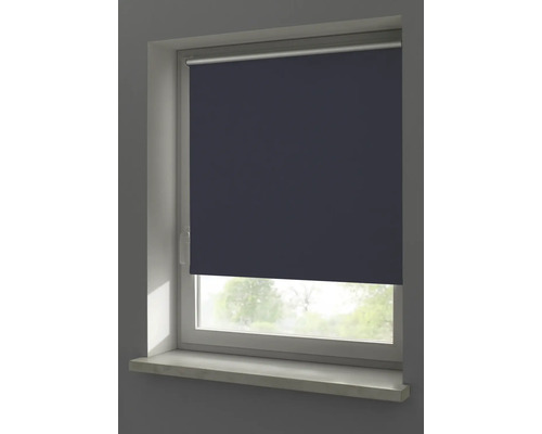 Fenster mit Rollo zur Verdunkelung