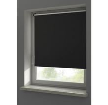 Blick auf ein Fenster mit einem schwarzen Rollo.