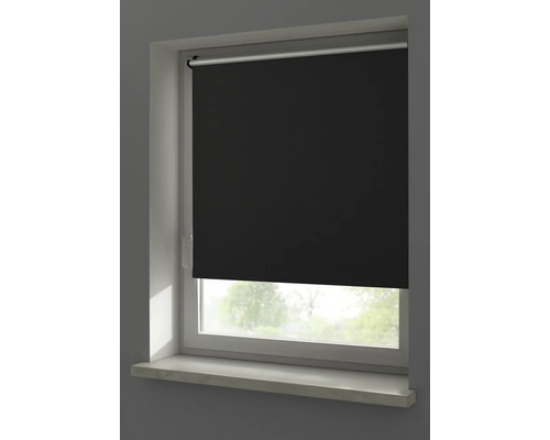 Blick auf ein Fenster mit einem schwarzen Rollo.