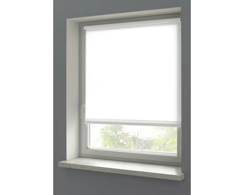 Fenster mit weißem Rollo für Sonnenschutz