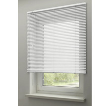 Geschlossene weiße Jalousie vor einem Fenster.