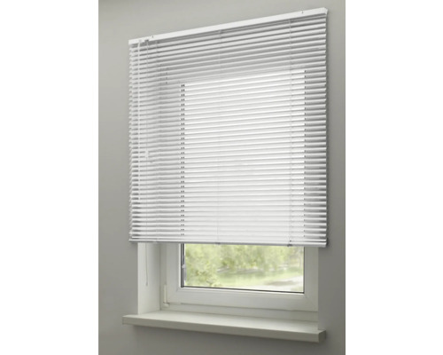 Geschlossene weiße Jalousie vor einem Fenster.
