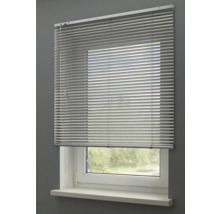 Graue Jalousie vor Fenster