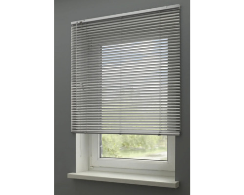 Graue Jalousie vor Fenster