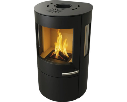 Schwarzer Kaminofen mit Holzfeuer