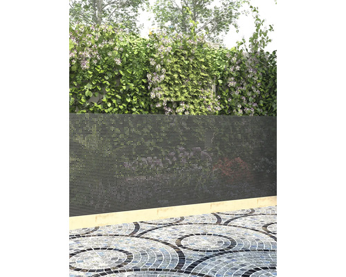 Sichtschutzwand im Garten mit Pflanzen und Mosaikboden