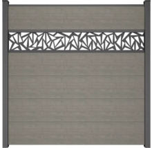 Gartenzaun aus Holzimitat mit dekorativem Muster